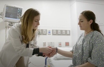 Кодирование Аквилонг в Альметьевске Врач держит пациентку за руку