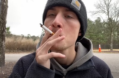 Лечение зависимости от табакокурения в Альметьевске Мужчина с сигаретой делает затяжку