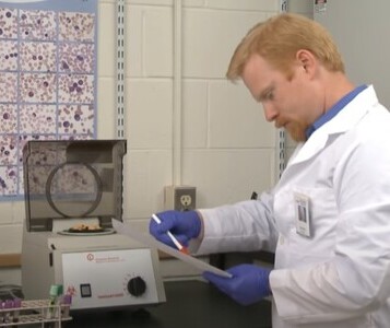 Клиника лечения наркозависимости в Альметьевске Врач в кабинете клиники