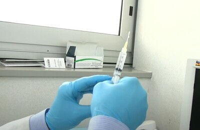 Проведение кодирования Вивитролом в Альметьевске Шприц с Вивитролом в руках у врача